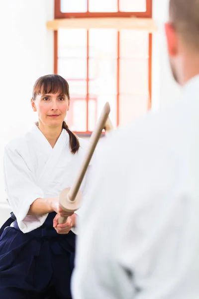 Muž a žena mají Aikido meč boj — Stock fotografie