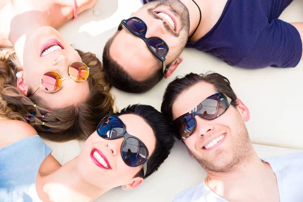 Amis couchés dans le sable sur la plage — Photo