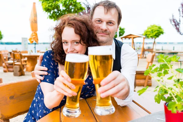 Paar roosteren naar vrienden — Stockfoto