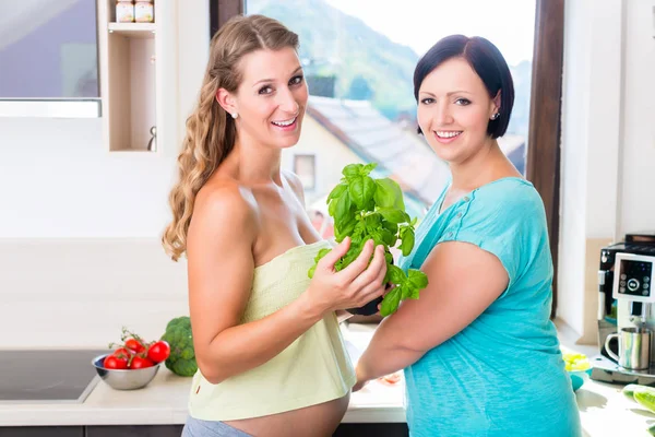 Duas melhores amigas grávidas preparando alimentos saudáveis — Fotografia de Stock