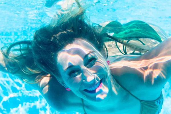 Girl diving underwater — Stock Photo, Image