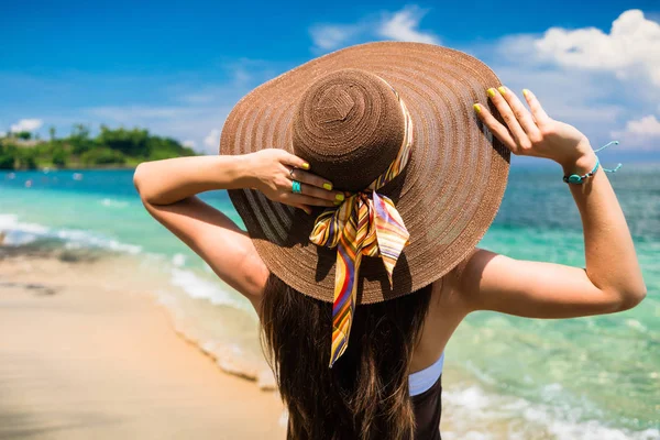 Kvinna njuter utsikt på stranden — Stockfoto