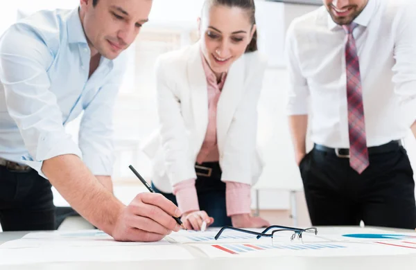 Geschäftsleute analysieren Daten — Stockfoto