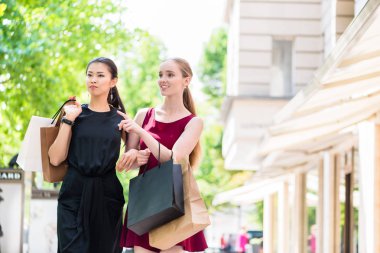 Alışveriş dışarı iki şık genç bayan