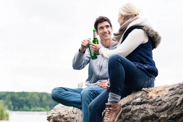 Pareja sentada en árbol tocón — Foto de Stock