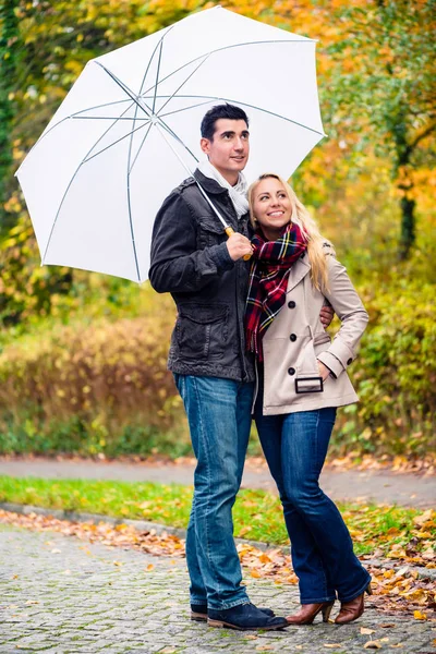 Coppia godendo giorno d'autunno avendo a piedi — Foto Stock