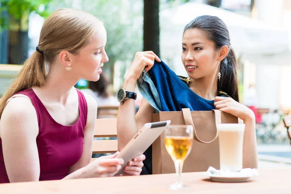 Deux jeunes femmes discutant d'un achat de vêtements — Photo