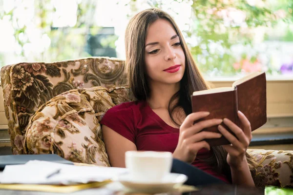 Attraente giovane donna che legge un libro — Foto Stock