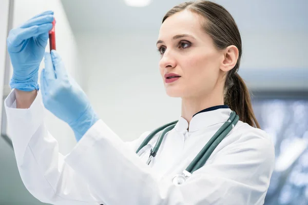 Doctor in de medische laboratorium — Stockfoto