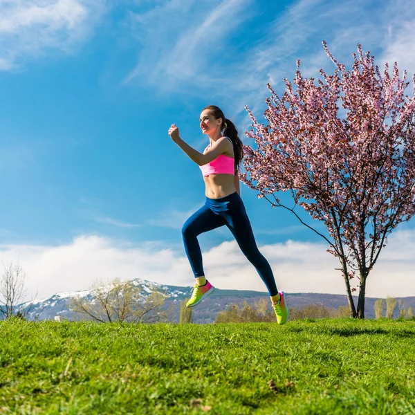 Kobieta sport działa na wzgórzu na fitness — Zdjęcie stockowe