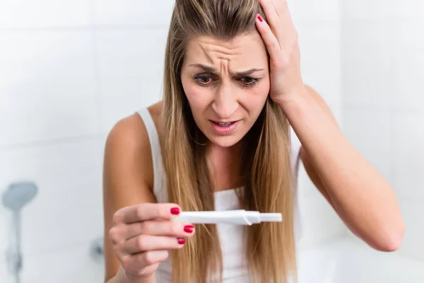 Jeune femme avec test de grossesse — Photo