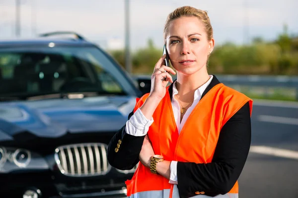 Donna con guasto auto — Foto Stock