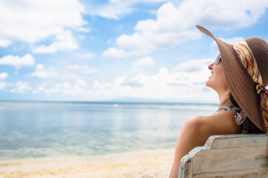 Kadın turist şezlong içinde dinlendirici 