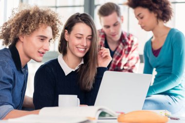 İki genç öğrenciler için bir cevap arama