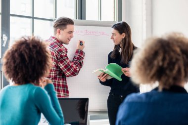 Öğrencilerin fikir paylaşımı 
