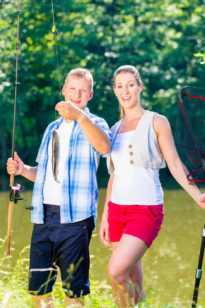 Casal de pesca no lago — Fotografia de Stock