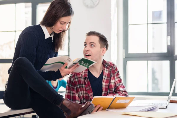 Amistoso estudiante ayudando a su compañero de clase —  Fotos de Stock