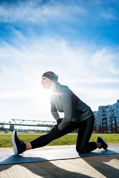 Mujer estirando su pierna — Foto de Stock