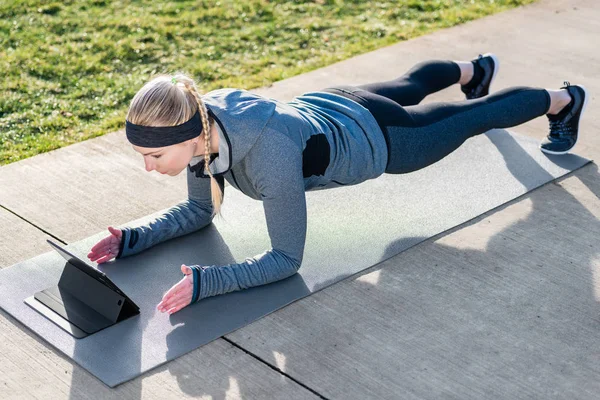 Mujer joven viendo un video motivacional — Foto de Stock