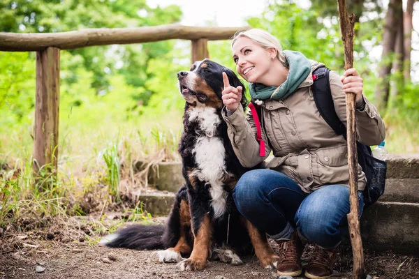 Vandring kvinna med sin hund på ett spår — Stockfoto