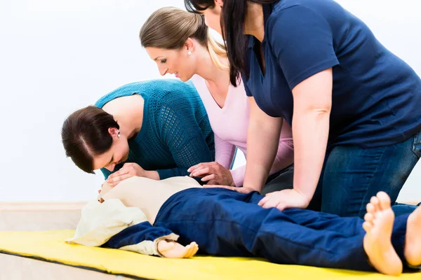 Gruppe von Frauen in Erster Hilfe — Stockfoto