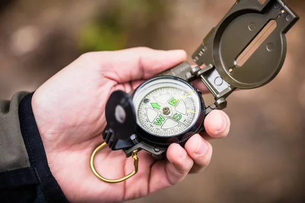 Hiker using compass — Stock Photo, Image