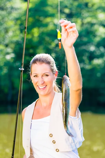 스포츠 fisherwoman 보여주는 그녀의 캐치 — 스톡 사진