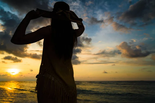 Τουριστική γυναίκα βλέποντας ηλιοβασίλεμα — Φωτογραφία Αρχείου