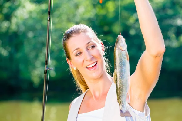 Sport fisherwoman showing her catch — Stock Photo, Image