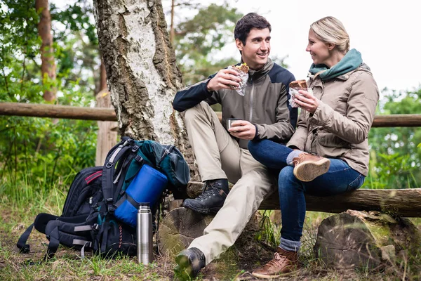 Ehepaar auf Wanderung macht Rast unter Baum — Stockfoto