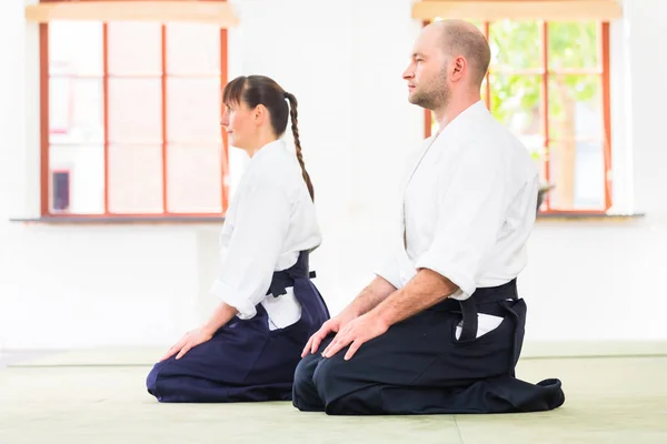 Homem e mulher no treinamento Aikido — Fotografia de Stock