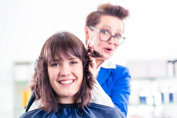 Frisören föna torrt kvinna hår — Stockfoto