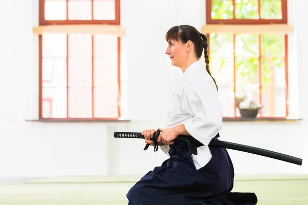 Mujer en Aikido artes marciales —  Fotos de Stock