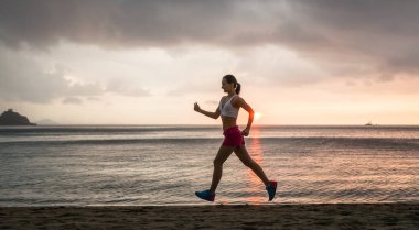 Kumsalda koşan kadın 