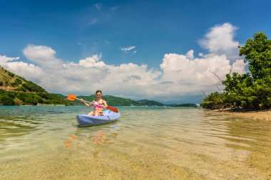 Tatil sırasında kürek çekmeye kadın 