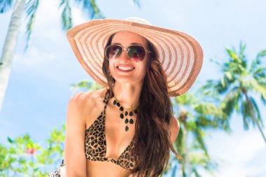 Hasır Şapkalı kadın 