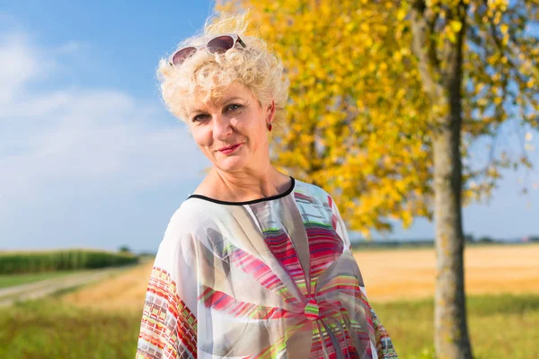 Senior woman with outstretched arms — Stock Photo, Image