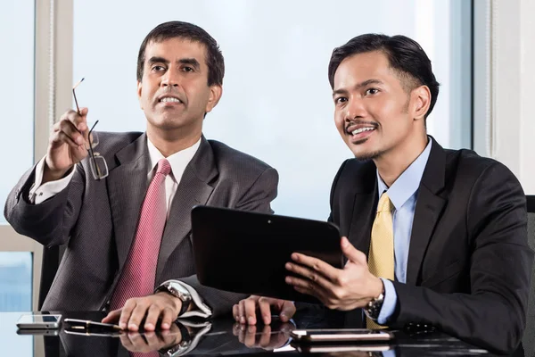 Businesspeople talking about presentation — Stock Photo, Image