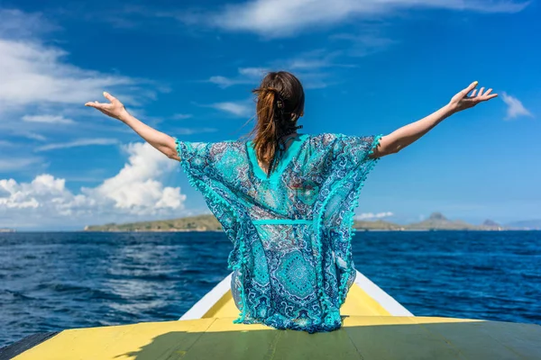 Mulher remando durante as férias — Fotografia de Stock