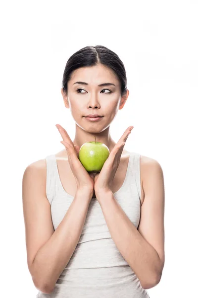 Азиатка держит зеленое яблоко — стоковое фото
