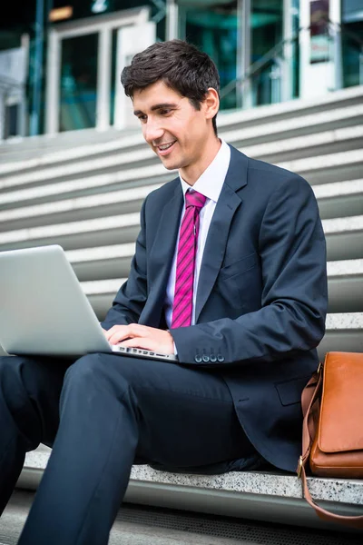 Affärsman med bärbar dator — Stockfoto