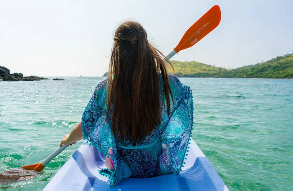 Kvinna som paddling under semester — Stockfoto