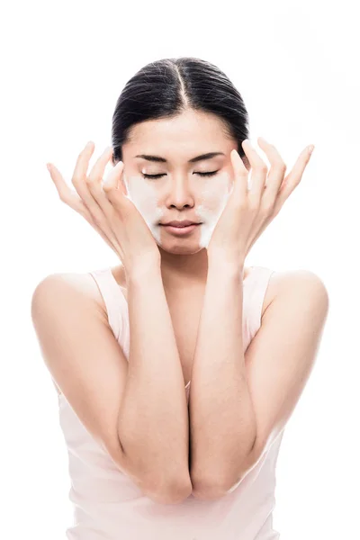 Mujer aplicando crema facial —  Fotos de Stock