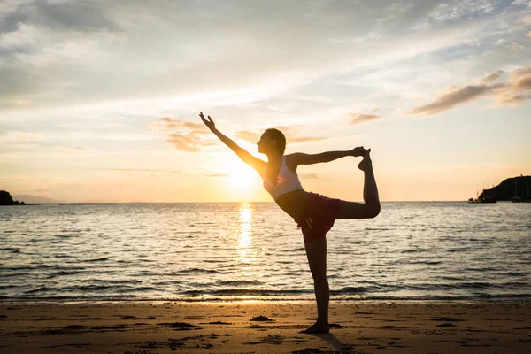 Donna che pratica yoga Posa — Foto Stock