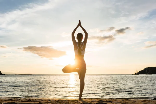 Donna che pratica yoga Posa — Foto Stock