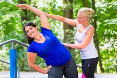 spor egzersizleri yapıyor kadın