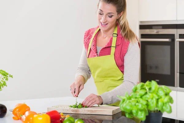 Junge Frau schneidet Kräuter — Stockfoto