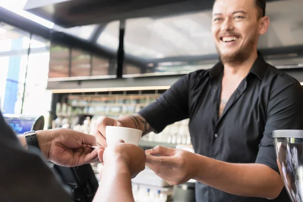 Barkeeper serviert Espresso-Kaffee — Stockfoto