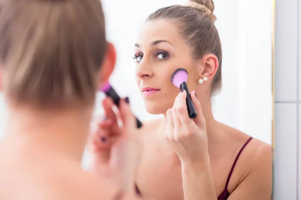 Vrouw gezicht met cosmetische penseel poederen — Stockfoto