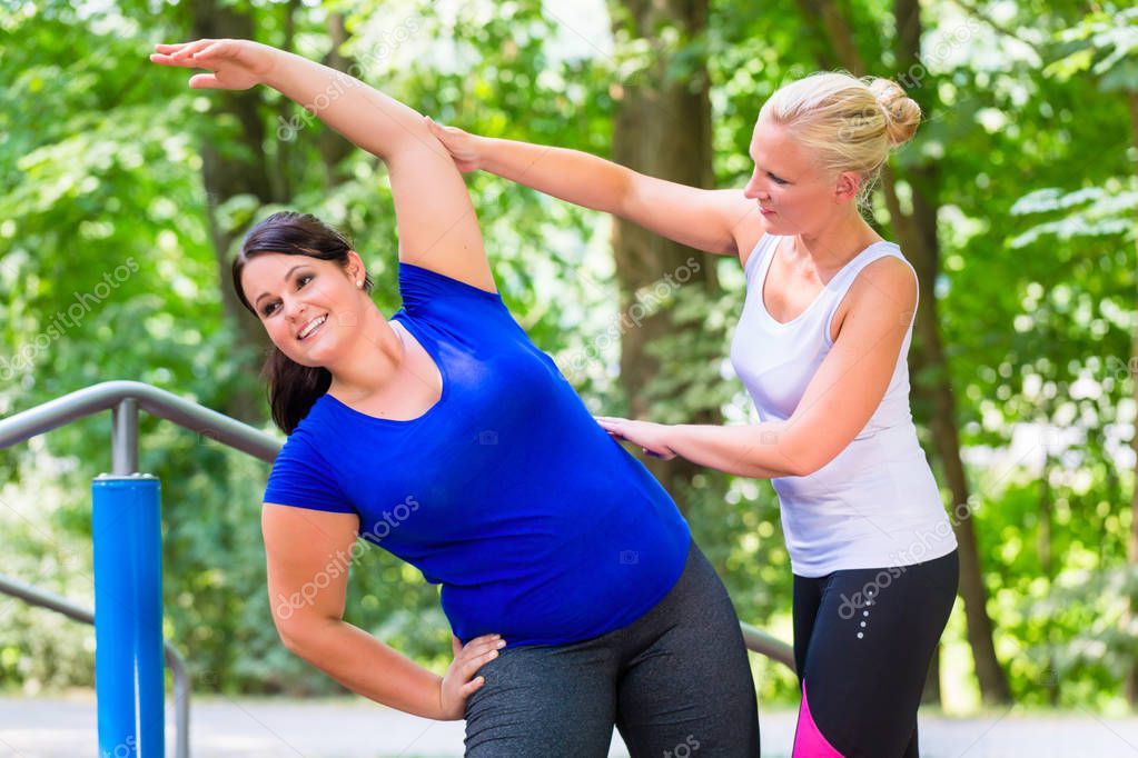 Полные в спортзале. Спорт толстые. Толстая девушка занимается спортом. Лечебная физкультура. Тренировка полных людей.
